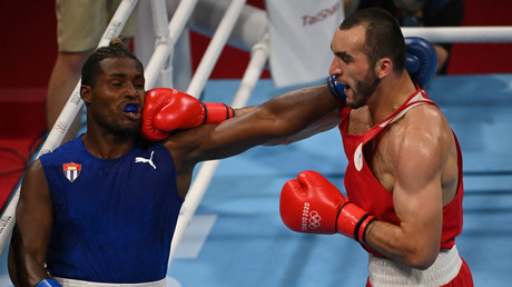 Le Russe Muslim Gadzhimagomedov (en rouge) et le Cubain Julio La Cruz (en bleu) s'affrontent lors de la finale de boxe masculine lourde (81-91 kg) des Jeux olympiques de Tokyo 2020.