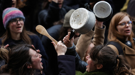 Des manifestants accueillent le président au son des casseroles (image d'illustration).