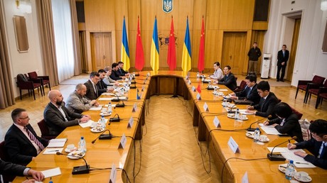 Rencontre entre des responsables ukrainiens, dont le ministre des Affaires étrangères Dmytro Kuleba et le représentant spécial de la Chine Li Hui, à Kiev, le 16 mai 2023 (photo d’illustration).