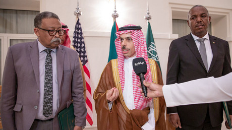 Le ministre saoudien des Affaires étrangères Faisal bin Farhan Al Saud (au centre) entouré des représentants de l’armée soudanaise et de son rival des Forces de soutien rapide (FSR), le 21 mai 2023 à Djedda (photo d'illustration).