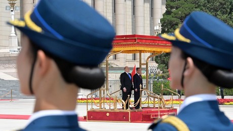 Le Premier ministre russe Mikhaïl Michoustine et le Premier ministre du Conseil d'État de la République populaire de Chine Li Qiang à Pékin, le 24 mai 2023.