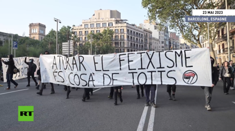Espagne : des manifestants pro-squatteurs défilent à Barcelone en présence de la police