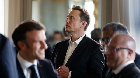 Elon Musk, PDG de Twitter (dorénavant X Corp) et de Tesla, s’apprête à assister à une réunion lors de la 6e édition du sommet Choose France, à Versailles, le 15 mai 2023.