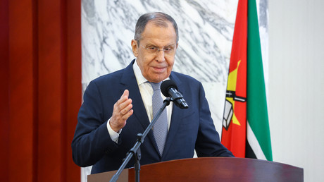 Le ministre russe des Affaires étrangères, Sergueï Lavrov, lors d’une conférence de presse conjointe avec le ministre mozambicain des Travaux publics et des Ressources en eau, Carlos Alberto Fortes Mesquita, à Maputo le 31 mai 2023.
