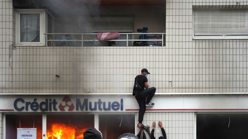 Troisième nuit d'émeutes à travers la France : 249 policiers et gendarmes blessés, selon Darmanin