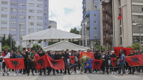 Manifestation d'Albanais au Kosovo le 1er juin 2023.