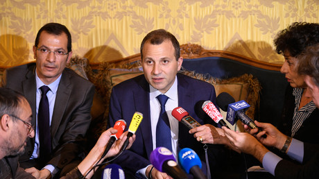 A gauche, Rami Adwan, ambassadeur libanais en France, avec Gebran Bassil, ancien chef de la diplomatie libanaise, en 2017 lors d'une conférence de presse (image d'illustration).