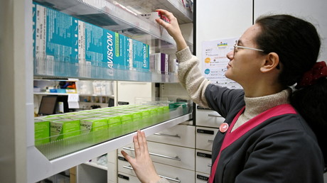 Une employée ouvre un tiroir de médicaments, dans une pharmacie de Colomiers, dans le sud-ouest de la France, le 23 mars 2023 (photo d'illustration).