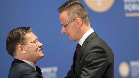 Le directeur général de Rosatom Alexeï Likhatchev et le ministre hongrois des relations économiques extérieures et des Affaires étrangères Peter Szijjarto en 2017 au forum économique de Saint-Pétersbourg.
