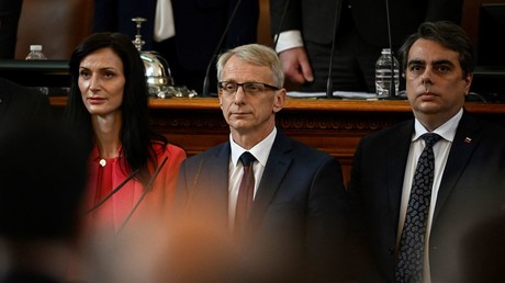 Le nouveau Premier ministre bulgare Nikolaï Denkov (au centre), la vice-Première ministre et ministre des Affaires étrangères Mariya Gabriel (à gauche) et le ministre des Finances Assen Vassilev (à droite), prêtent serment au Parlement bulgare à Sofia, le 6 juin 2023 (photo d’illustration).