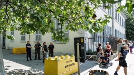 Attaque au couteau à Annecy : 6 blessés, dont 4 enfants, Borne sur place