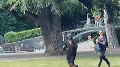 Au lendemain du drame d’Annecy, la France salue son héros, un jeune homme qui s’est interposé
