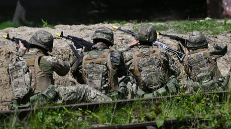 Des soldats ukrainiens lors d’un entraînement sur une base militaire britannique, le 2 juin 2023 (photo d’illustration).