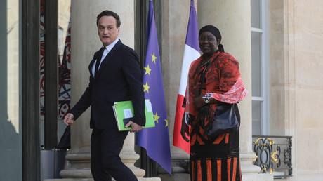 Jean-Marc Berthon recevant à l'Elysée la Camerounaise Aissa Doumara Ngatansou en 2019 pour la remise de son prix Simone Veil par le chef de l'Etat.
