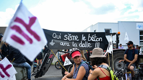 Des manifestants du groupement Les Soulèvements de la Terre en Loire-Atlantique lors d'une mobilisation contre «l'exploitation du sable à des fins industrielles», le 11 juin 2023.
