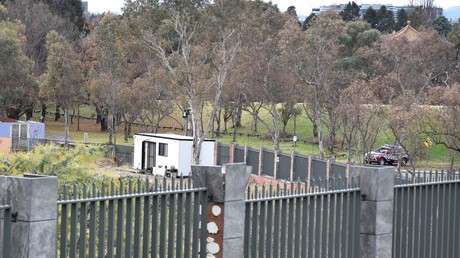 Le cabanon sur la parcelle de terrain qui était destinée à accueillir la nouvelle ambassade russe de Canberra.