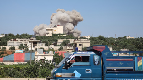 L'armée syrienne et l'aviation russe frappent des sites terroristes à Idlib (VIDEO)