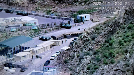 Le checkpoint du corridor de Latchine, d'après une photographie soumise par les autorités du Haut-Karabagh, qui accusent l'Azerbaïdjan de bloquer avec des blindés le passage vers cette région. Bakou de son côté défend l'installation d'un point de contrôle en invoquant des raisons de sécurité.