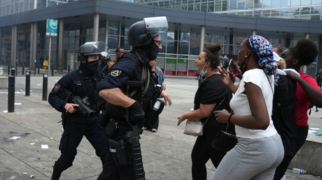 Face-à-face tendu à Nanterre entre policiers et manifestants à la suite de la marche blanche pour Nahel.