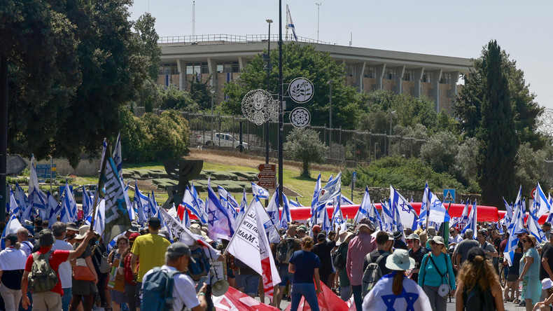 Israël : la réforme judiciaire adoptée par la Knesset, les opposants manifestent