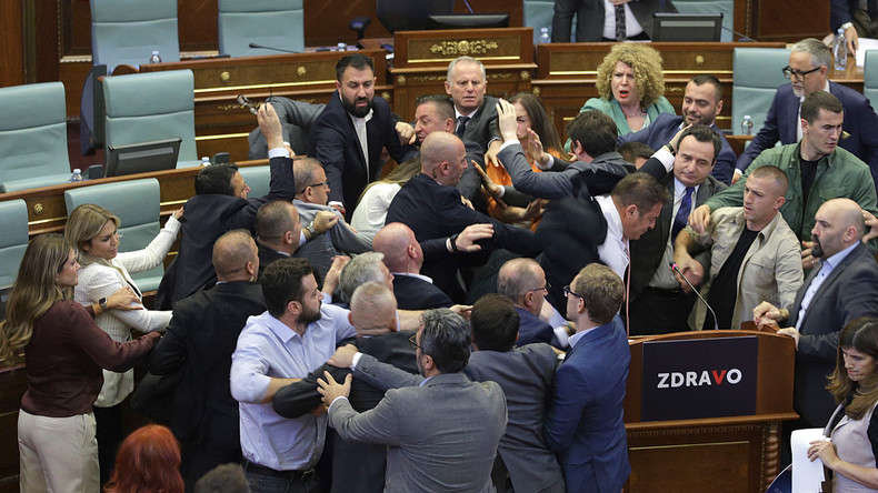 Bagarre au Parlement du Kosovo : Albin Kurti aspergé d'eau par un député de l'opposition