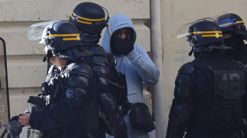 «Un policier n’a pas sa place en prison» avant son procès: les propos du DGPN choquent à gauche