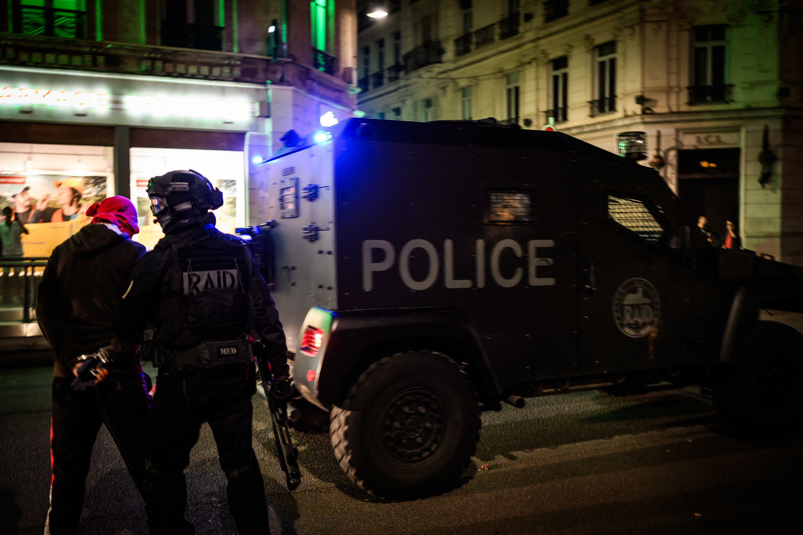 Quatrième nuit d'émeutes : 1 311 interpellations, 79 policiers et gendarmes blessés, 2 560 incendies