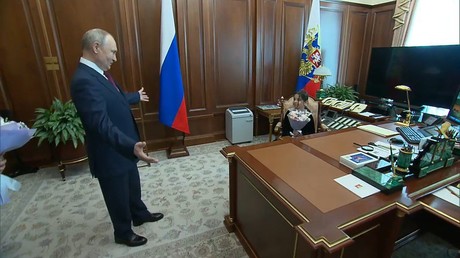 Poutine reçoit une petite fille du Daghestan au Kremlin et débloque des fonds pour la région