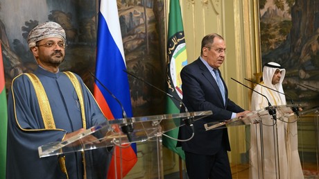 Sergueï Lavrov avec son homologue d'Oman et le secrétaire général du Conseil de coopération du Golfe le 10 juillet.