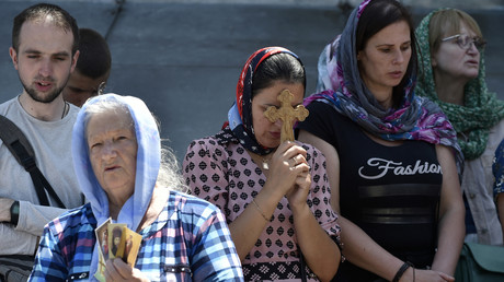 Des fidèles priant devant la laure des Grottes de Kiev, afin d'en empêcher l'accès aux agents du ministère ukrainien de la Culture, le 4 juillet 2023 (photo d’illustration).