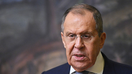 Le ministre russe des Affaires étrangères Sergueï Lavrov lors d'une conférence de presse à l'issue d'une rencontre avec le ministre omanais des Affaires étrangères Badr al-Busaidi ce 11 juillet à Moscou.