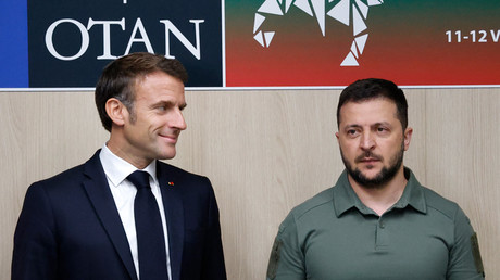 Emmanuel Macron prend la pose avec Volodymyr Zelensky le 12 juillet lors du sommet de Vilnius.