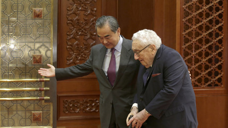 «Impossible d'encercler ou de contenir» la Chine, affirme Wang Yi à Kissinger