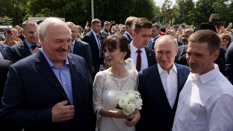 Bain de foule pour Poutine et Loukachenko à Kronstadt.