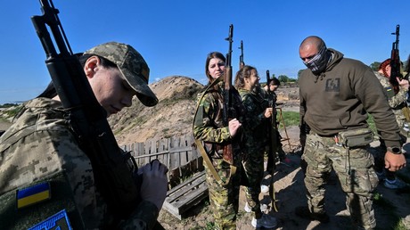 Le recrutement de volontaires est au cœur du scandale touchant un ancien commissaire de l'armée ukrainienne suspecté d'avoir touché des pots-de-vin pour dispenser de mobilisation certaines recrues.