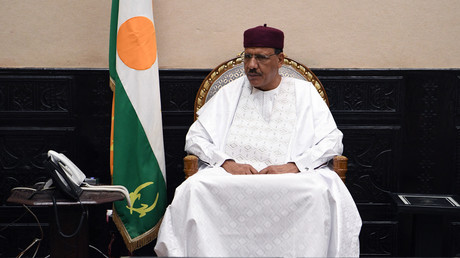 Le président du Niger, Mohamed Bazoum, lors d'une rencontre avec les ministres français des Affaires étrangères et des Armées le 15 juillet 2022 à Niamey (photo d'illustration).