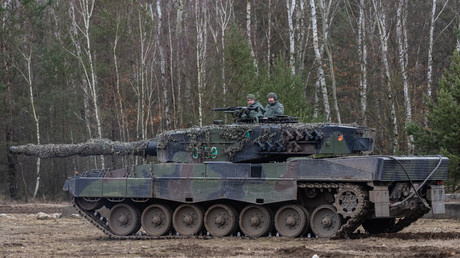 Des soldats polonais et ukrainiens, dans un char de combat Leopard 2, lors d'un entrainement dans l'ouest de la Pologne, le 13 février 2013 (photo d'illustration).