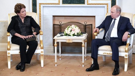 Poutine rencontre Dilma Rousseff, présidente de la Nouvelle banque de développement