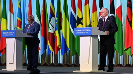 Le président russe Vladimir Poutine et son homologue de l'Union africaine et de l'Union des Comores, Azali Assumani, font une déclaration aux médias à la suite des résultats du deuxième sommet Russie-Afrique, ce 28 juillet 2023 à Saint-Pétersbourg (photo d'illustration).