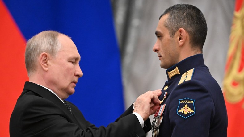 Remise de décorations au Kremlin : Poutine salue le courage de militaires et le talent de civils