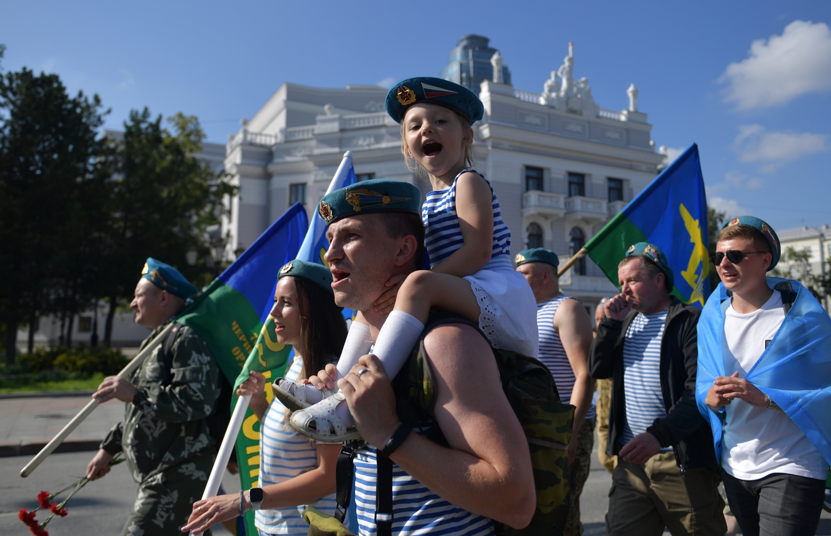Fête des paras : les «bérets bleus» envahissent les centres-villes de Russie