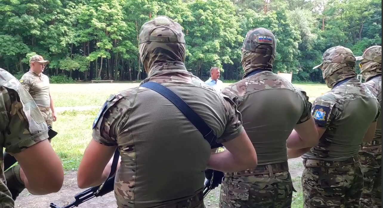 Russie : les milices d'autodéfense des régions frontalières de l'Ukraine reçoivent des armes