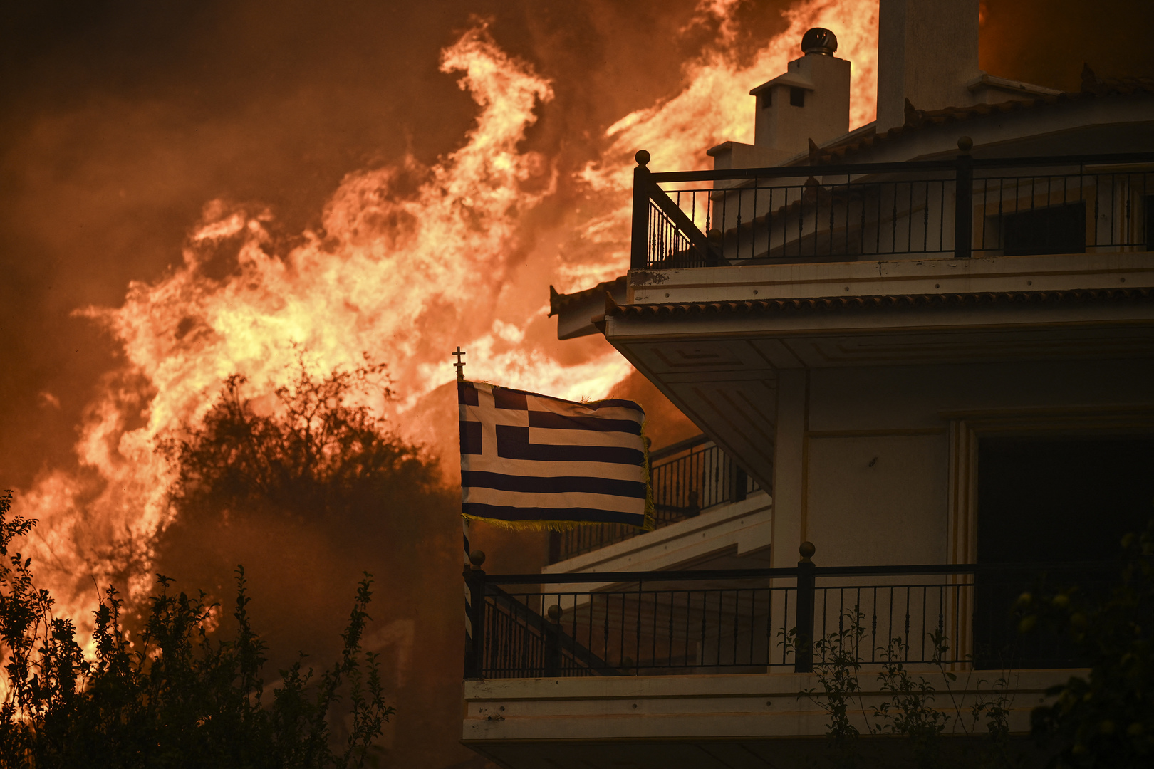 Incendies en Grèce : Athènes se réveille dans une épaisse fumée noire