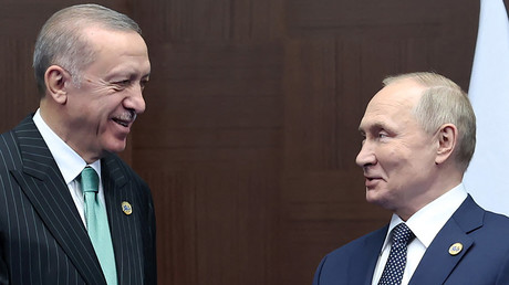 Le président turc Recep Tayyip Erdogan rencontre le président russe Vladimir Poutine en marge de la Conférence sur l'interaction et les mesures de confiance en Asie (CICA) à Astana, le 13 octobre 2022.