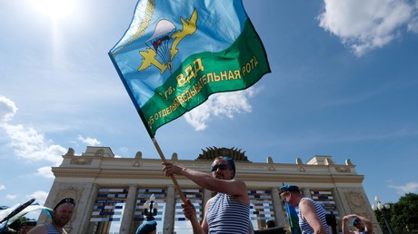 Célébration de la fête des troupes aéroportées, devant l'entrée du parc Gorki à Moscou, le 2 août 2017 (image d'illustration).