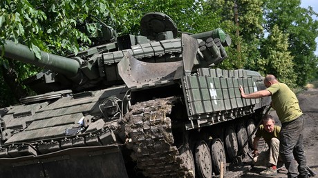 Des militaires ukrainiens réparent un tank dans le Donbass, quelques semaines après le début de la contre-offensive.