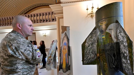 Le général Evguéni Moïssiouk lors d'une exposition d'art utilisant comme support des missiles russes décorés par des artistes et enfants ukrainiens, en avril 2023.