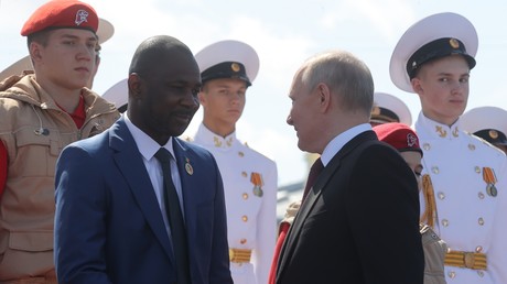 Le président de la transition du Mali, Assimi Goïta, et Vladimir Poutine, le 30 juillet à Saint-Pétersbourg (image d'illustration).
