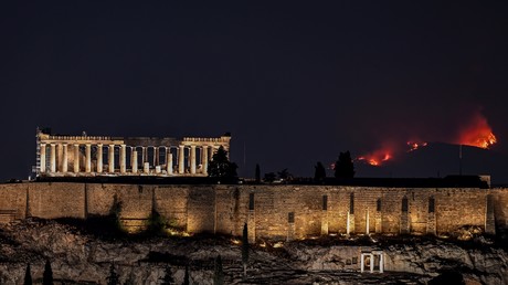 Incendies en Grèce : Athènes se réveille dans une épaisse fumée noire