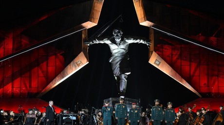 Poutine décore l'équipage du tank «Aliocha» lors du 80e anniversaire de la bataille de Koursk